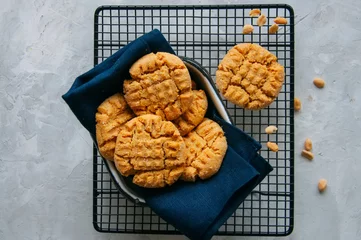 Foto op Plexiglas Homemade peanut butter cookies on a wire rack. Gray background. Rustic style. © galiyahassan