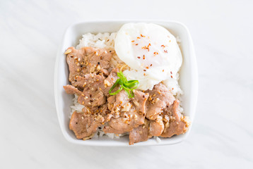 stir-fried pork with garlic on topped rice with egg