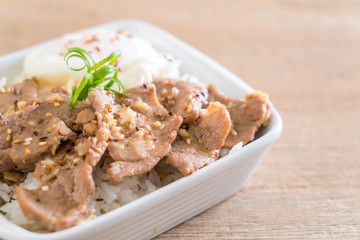 stir-fried pork with garlic on topped rice with egg