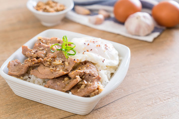stir-fried pork with garlic on topped rice with egg