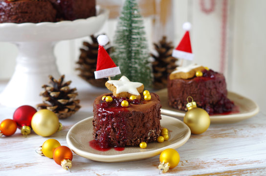 Mousse au Chocolat T&ouml;rtchen mit Schokoladen-Haferflocken Boden, Preiselbeersauce und Dekoration (Zimtstern und goldene Zuckerperlen) zu Weihnachten