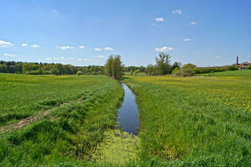 Obraz premium canal de irejo entre dos verdes campos