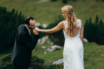 Fototapeta na wymiar Pretty wedding couple in the Alps 