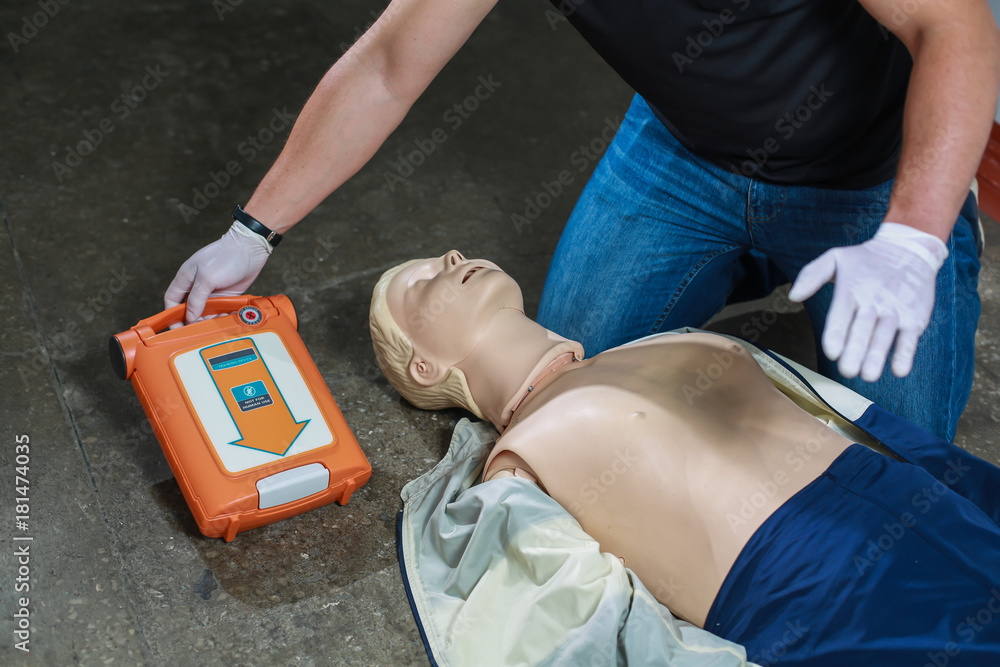 Wall mural The use of an automatic external defibrillator in conducting a basic cardiopulmonary resuscitation to the victim on the street