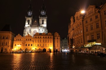 Fototapeta na wymiar prague at night, townhall square with illuminated Tyn Cathedral 
