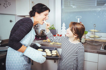 mutter und tochter backen zusammen