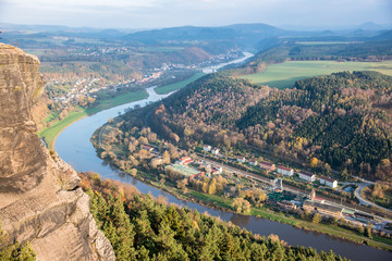 Fototapeta premium Bilick vom Lilienstein im Elbsandsteingebirge auf die Elbe bei Königsstein und Bad Schandau im Freistaat Sachsen
