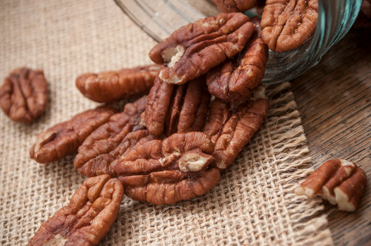 noix de p&eacute;can sur table en bois