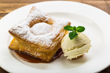 vanilla ice-cream and strudel apples