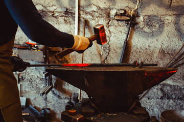 blacksmith hammer anvil