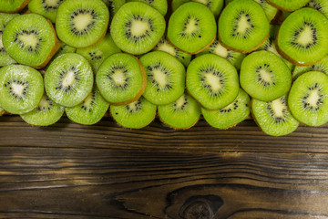 Sliced kiwi fruits on wooden table