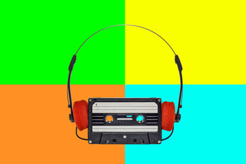 Auriculares y viejo casette