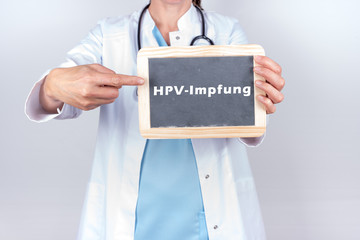 Arzt mit Schild HPV Impfung