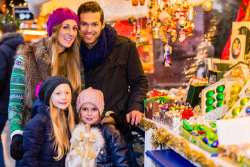 Obraz na płótnie Canvas Familie besucht traditionellen Weihnachtsmarkt im Advent