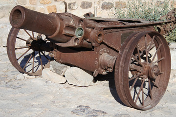 Alte Kanone vor der Kreuzfahrer Burg Kerak in Jordanien 