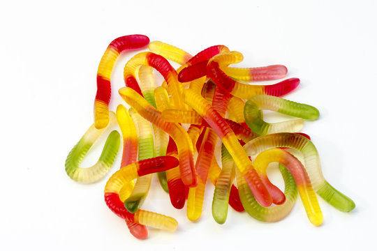 Gominolas de colores con forma de serpiente, aislado en fondo blanco 