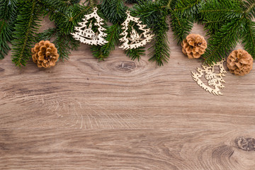 Weihnachten - Tannenzweige mit Weihnachtsschmuck auf Holz als Hintergrund