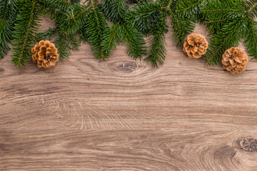 Weihnachten - Tannenzweige auf Holz als Hintergrund
