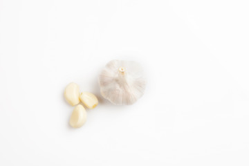 Obraz na płótnie Canvas Fresh peeled and unpeeled garlic on a white background