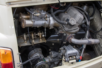 Fototapeta premium 古い車のエンジンルーム engine compartment of a old vehicle