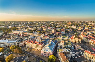 Lublin z lotu ptaka z widokiem na plac Wolności, Ratusz i zabudowania przy deptaku.