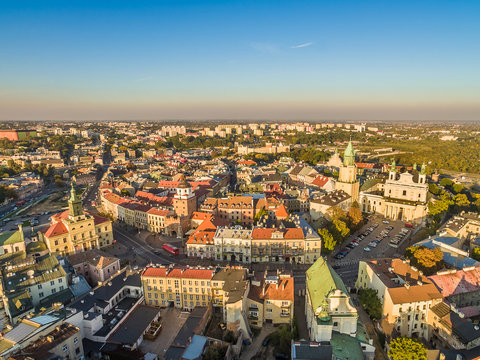 Krajobraz Lublina z lotu ptaka z widokiem na stare miasto, Katedrę, wieżę Trynitarską, bramę Krakowską i Ratusz.