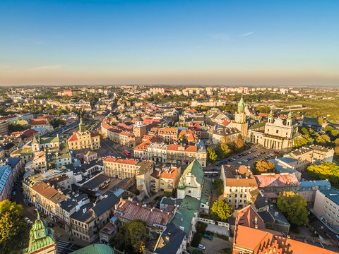 Fototapeta Krajobraz Lublina z lotu ptaka z widokiem na Katedrę, wieżę Trynitarską, Bramę Krakowską i Ratusz.