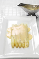 white asparagus with hollandaise sauce