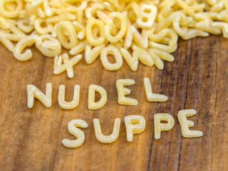 Nudelsuppe als Wort aus Buchstabennudeln