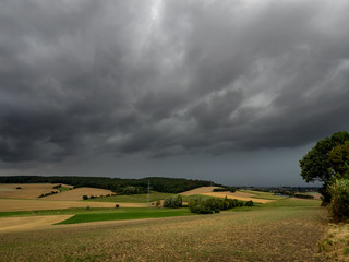 Aufziehendes Unwetter vor Getreidefeld