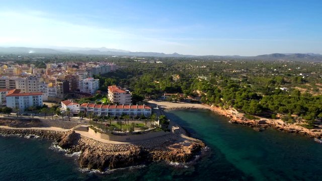 Ametlla de Mar ( Tarragona, España) desde el aire. Video aereo con drone
