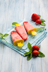 homemade strawberries popsicles