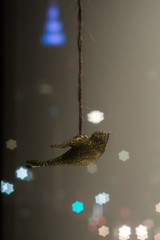 ガラス越しの新宿時計台と鳥モチーフ