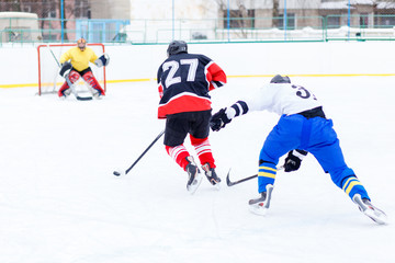 Naklejka premium Young skater man in attack. Ice hockey game.
