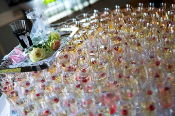 Kieliszmi z szampanem dla gości weselnych