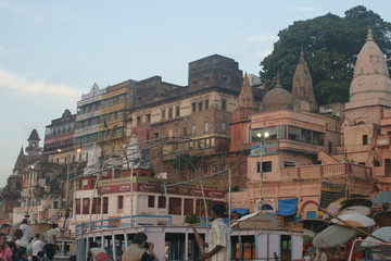 Fototapeta na wymiar Ghats de Benarés o Varanasi, ciudad sagrada de India (Asia)