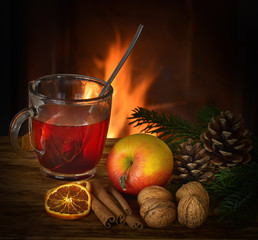 heißer Tee am Kamin