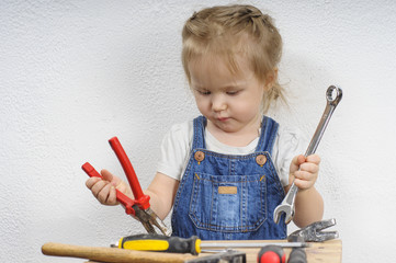 girl playing with tools - 181520639
