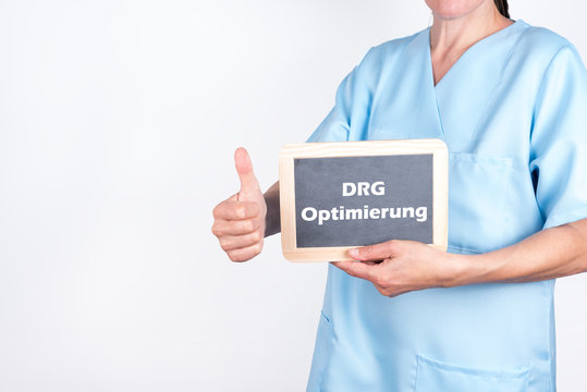 Arzt mit Schultafel DRG Optimierung