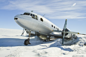Fototapeta na wymiar The plane in the snows of Antarctica