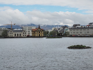 Rathaus von Reykjavík - Ráðhús Reykjavíkur - am See Tjörnin mit Freikirche
