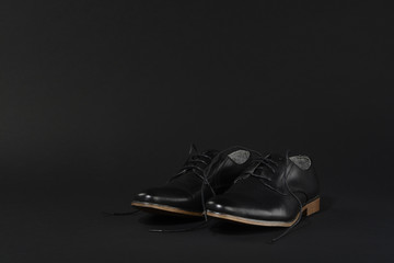 Zapatos de color negro sobre fondo negro