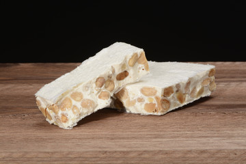 Turrón duro sobre fondo de madera