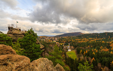 Blick vom Nonnenfelsen über Jonsdorf im Herbst