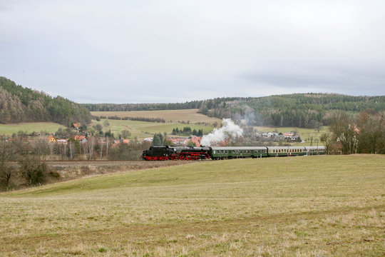 Historischer Dampfzug im Schwarzatal