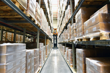 Warenlager mit Hochregalen in einer Gewerbeimmobilie für Logistik //Warehouse with high-bay racks...