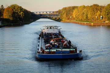Mittellandkanal bei Braunschweig mit Tankschiff 