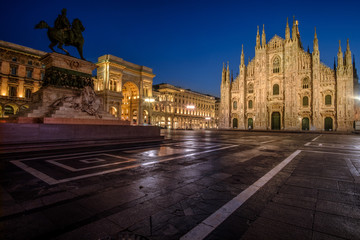 Fototapeta na wymiar Piazza Duomo, Milan