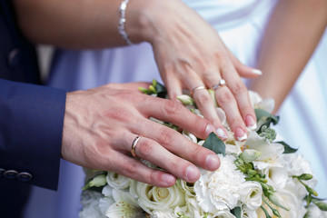 Obraz na płótnie Canvas luxurious gold rings and a pair of beautiful bouquet of white roses