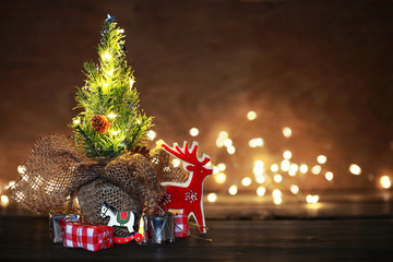 Weihnachtsbaum mit Geschenken auf Holz